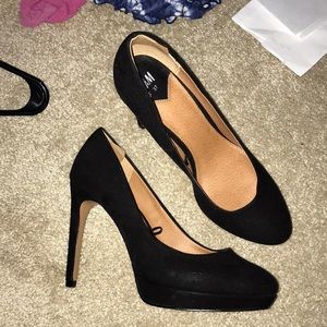 Black pumps